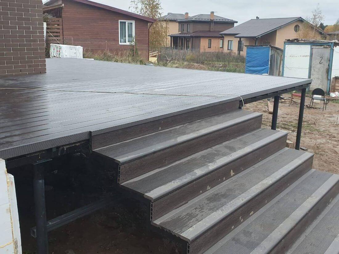 Крыльцо из террасной доски на металлокаркасе