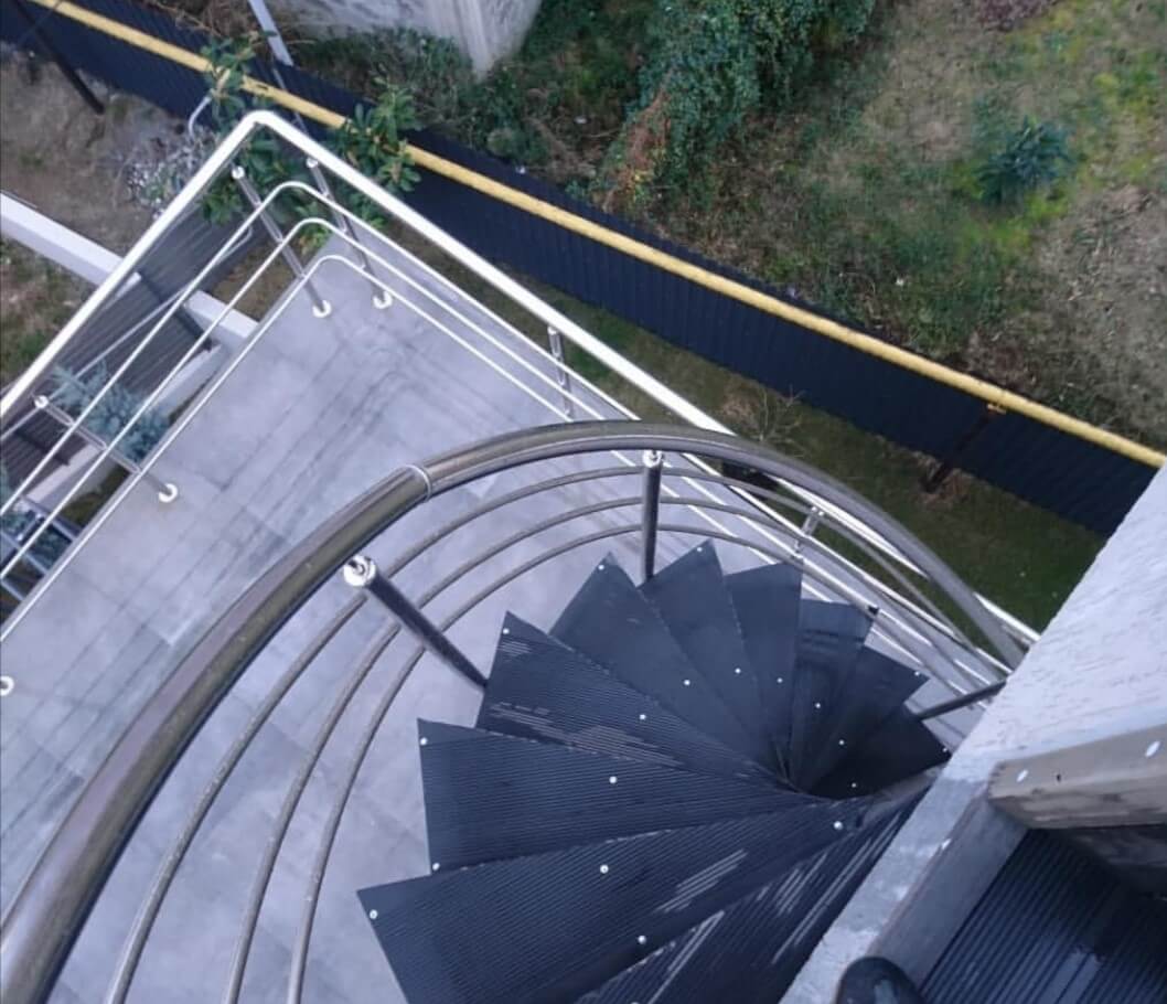 Крыльцо из ДПК на металлокаркасе